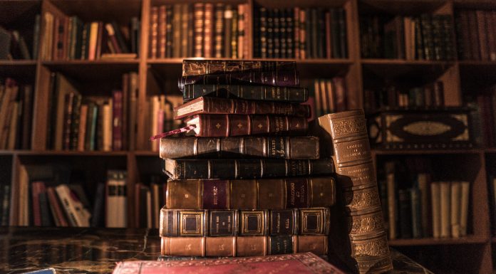 Due Russie, tanti libri, un po’ di confusione immagine di una biblioteca con libri impilati in primo piano