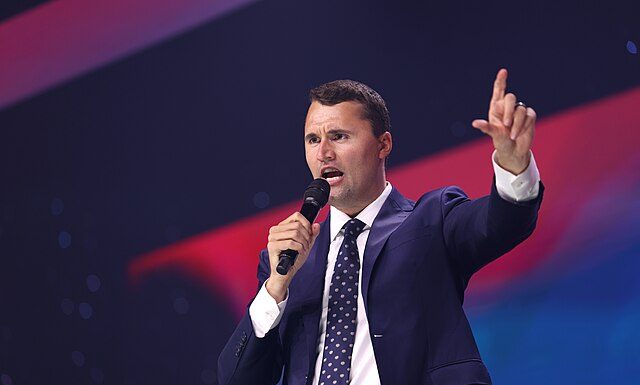 CHARLIE KIRK: UNA MORTE STRUMENTALIZZATA DALLA PROPAGANDA DI ESTREMA DESTRA
